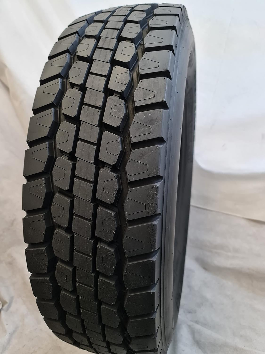245/70R19.5 R60 Drive 14 Ply Tires V5295