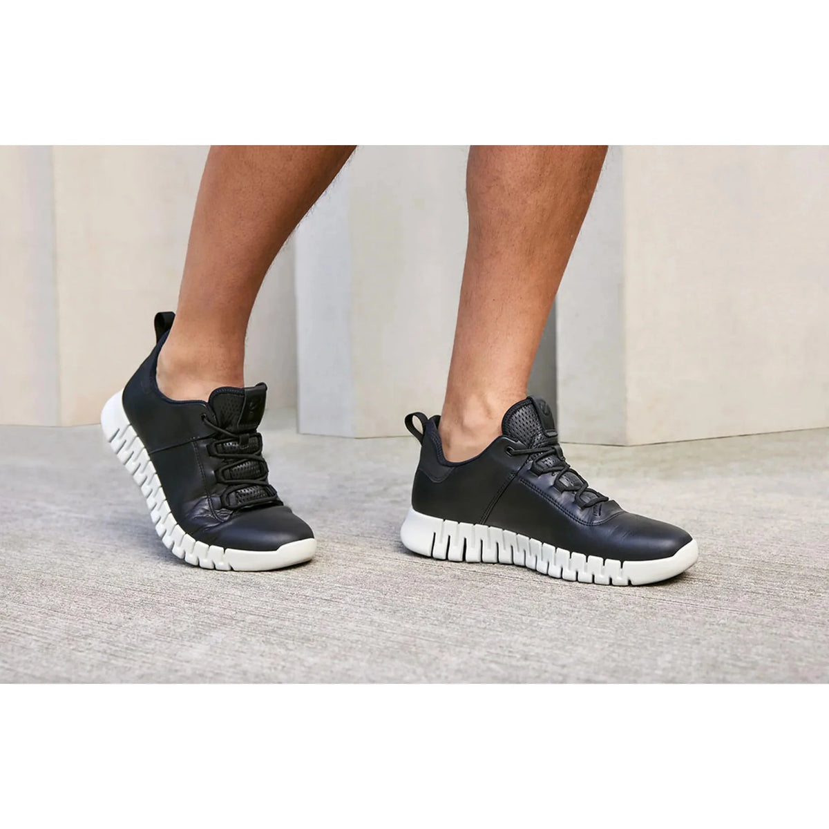 Black Sneaker L9734