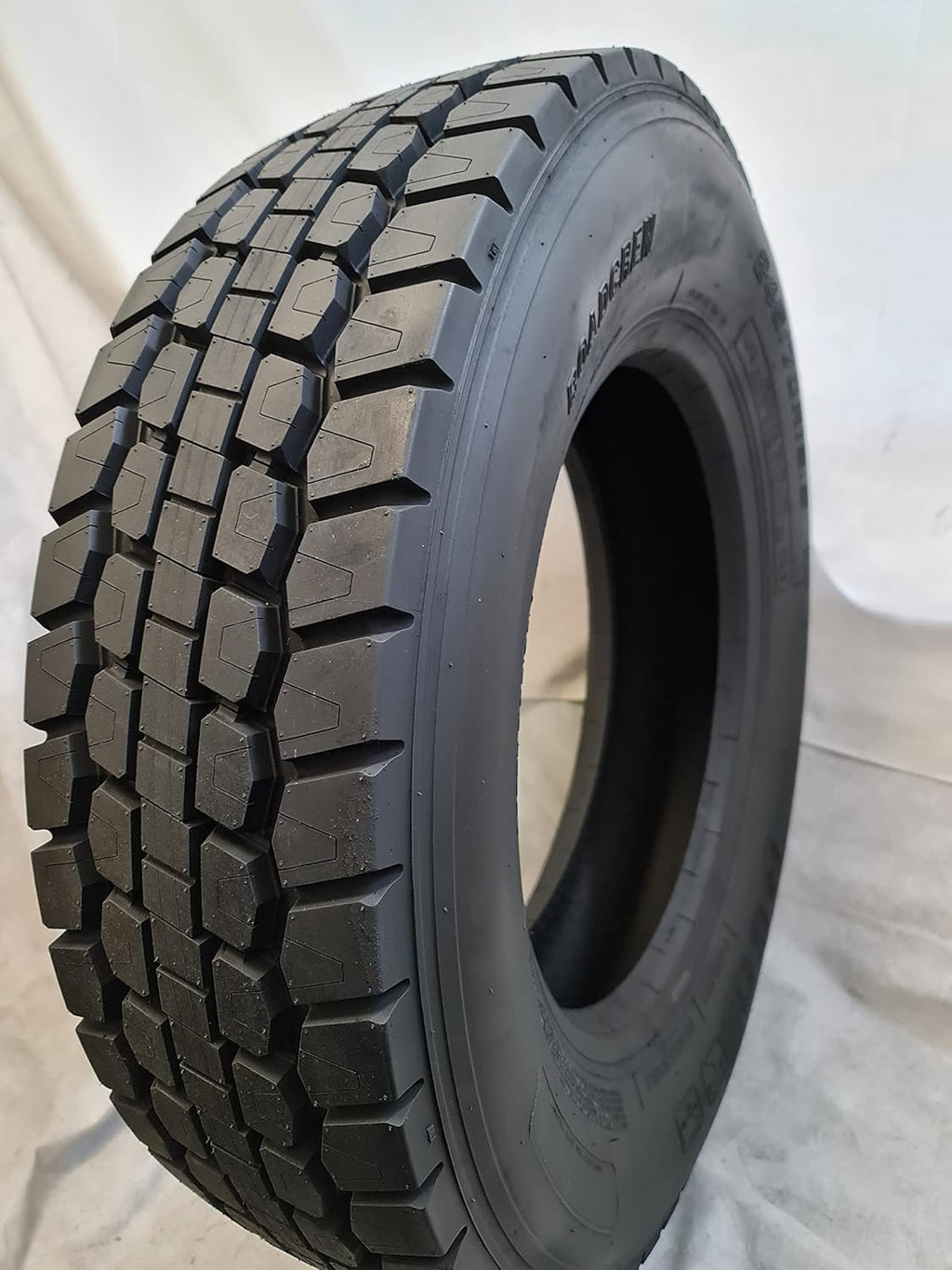 245/70R19.5 R60 Drive 14 Ply Tires V5295