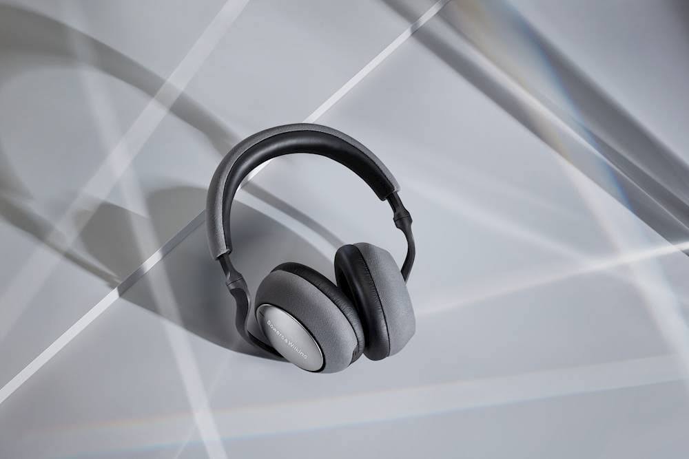 Silver Over-Ear Noise Canceling Wireless Headphones I6687